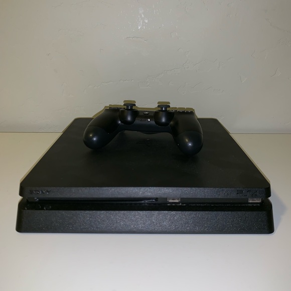 PlayStation 4 Slim - Picture 1 of 3